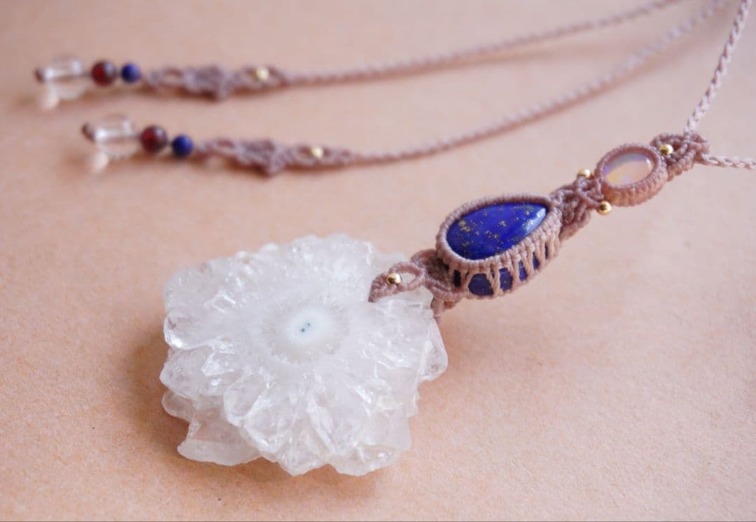 ソーラークォーツ原石　濃紺ラピスラズリ　プレシャスオパール　マクラメ　ネックレス