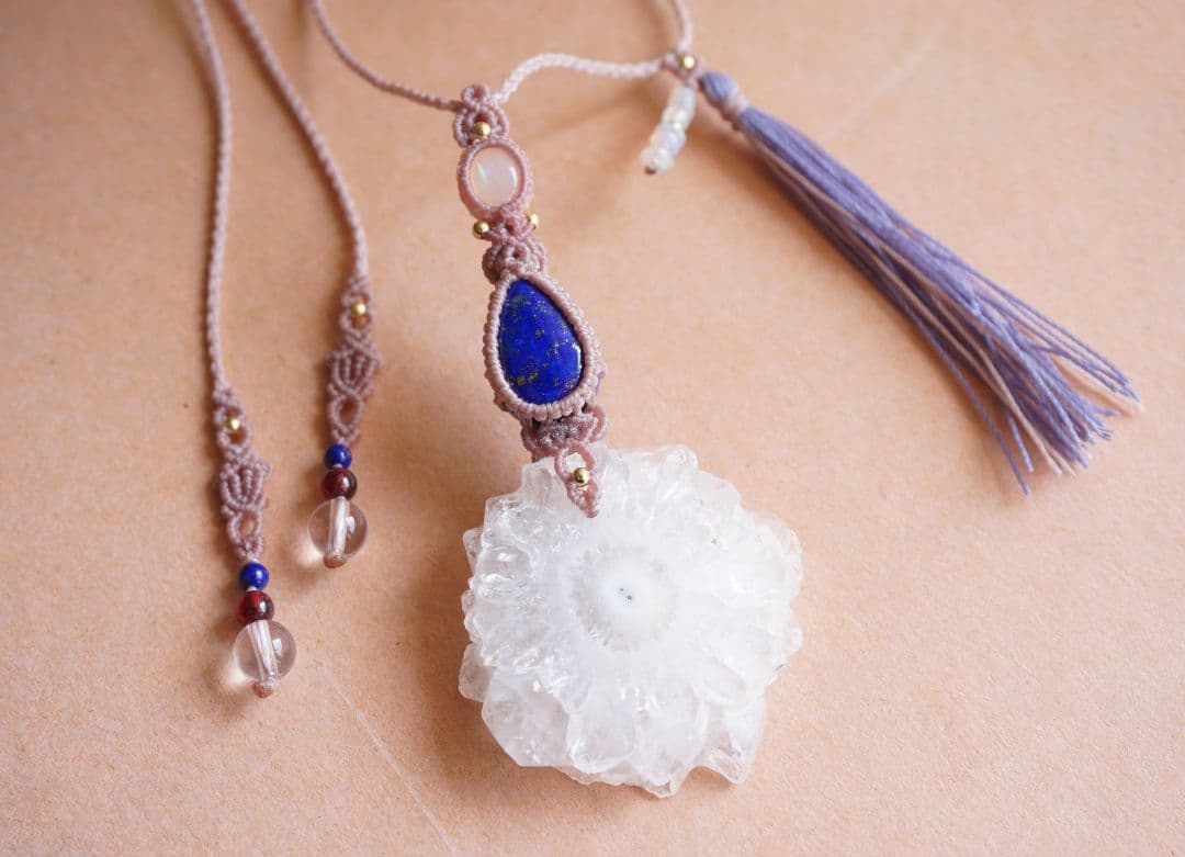 ソーラークォーツ原石　濃紺ラピスラズリ　プレシャスオパール　マクラメ　ネックレス