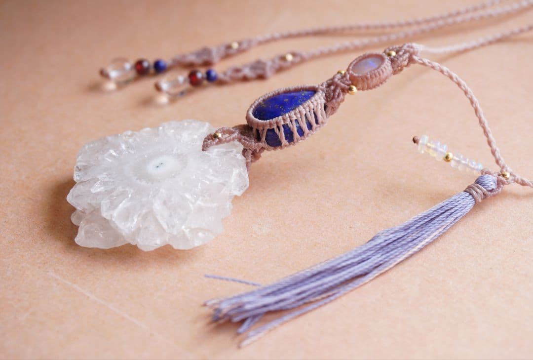 ソーラークォーツ原石　濃紺ラピスラズリ　プレシャスオパール　マクラメ　ネックレス