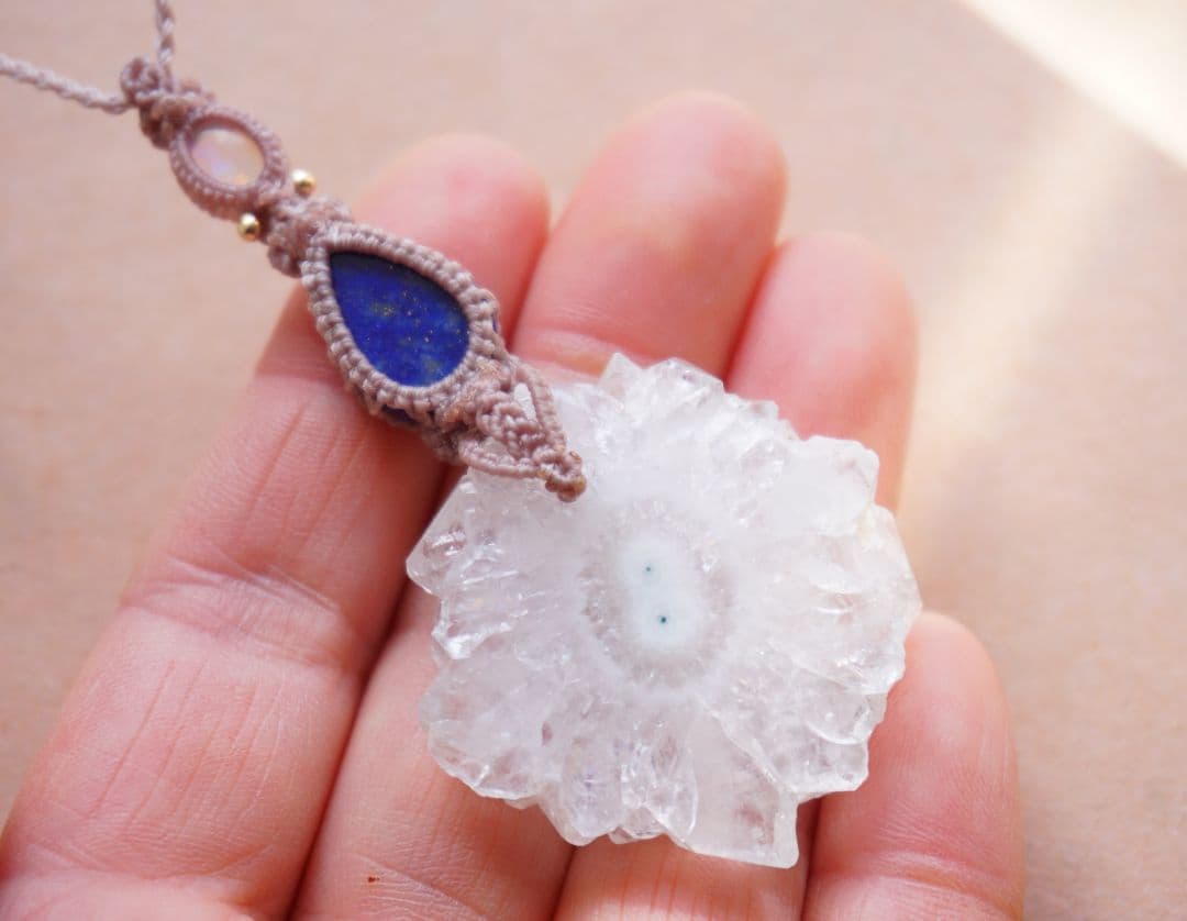 ソーラークォーツ原石　濃紺ラピスラズリ　プレシャスオパール　マクラメ　ネックレス