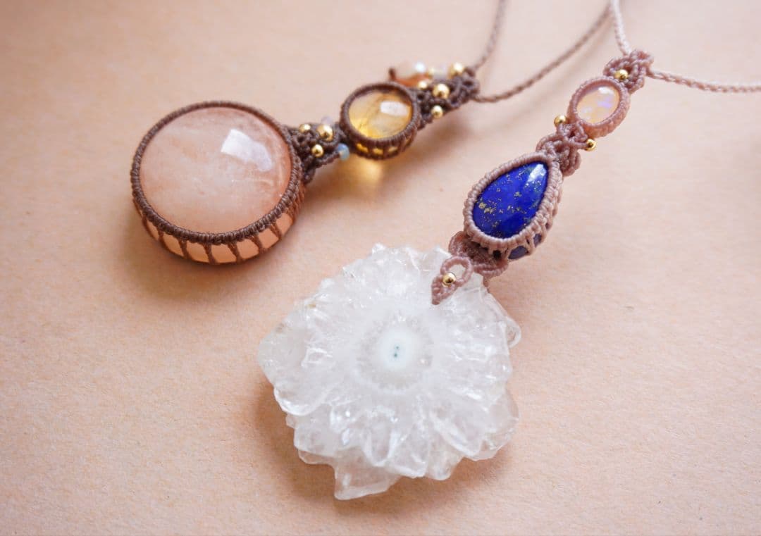 ソーラークォーツ原石　濃紺ラピスラズリ　プレシャスオパール　マクラメ　ネックレス