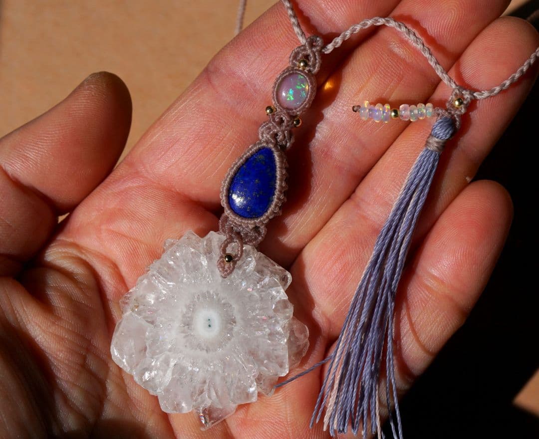 ソーラークォーツ原石　濃紺ラピスラズリ　プレシャスオパール　マクラメ　ネックレス