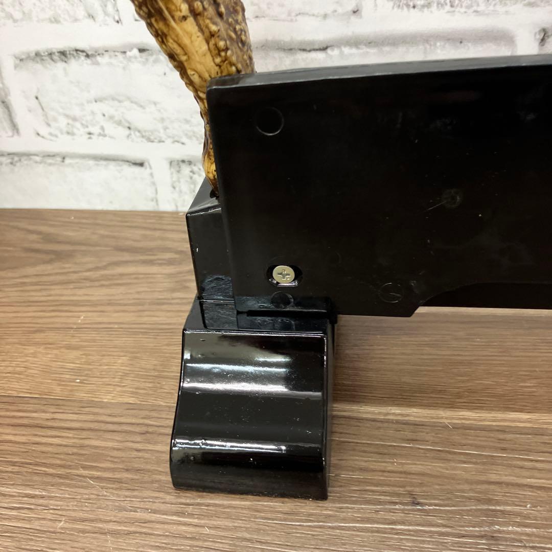 E-4 鹿の角型 樹脂製 置物 龍 金彩 飾り台 刀掛け 縁起物 魔除け 飾り