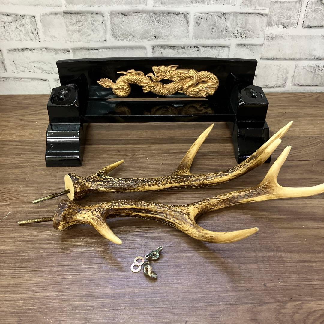 E-4 鹿の角型 樹脂製 置物 龍 金彩 飾り台 刀掛け 縁起物 魔除け 飾り