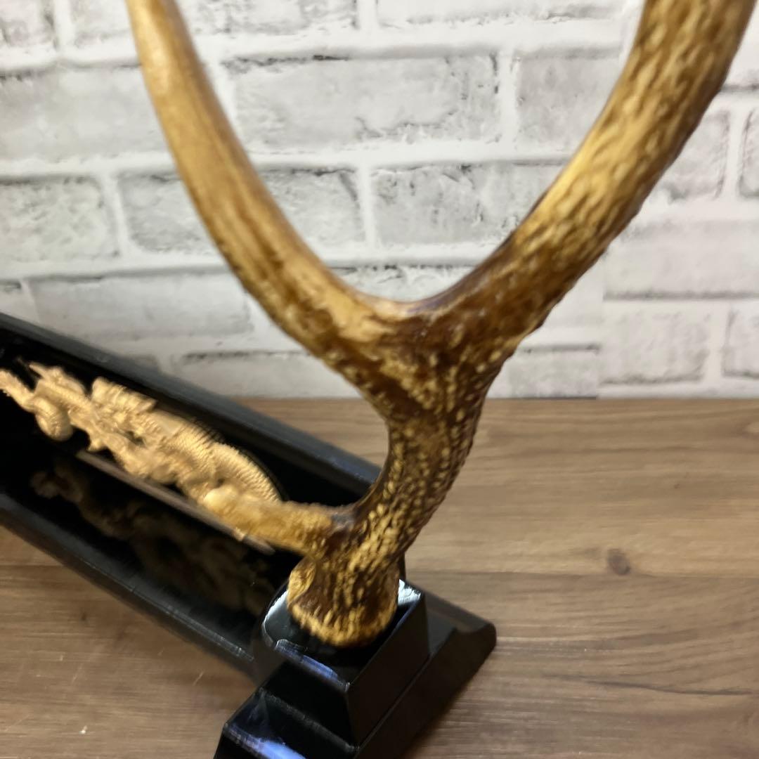 E-4 鹿の角型 樹脂製 置物 龍 金彩 飾り台 刀掛け 縁起物 魔除け 飾り