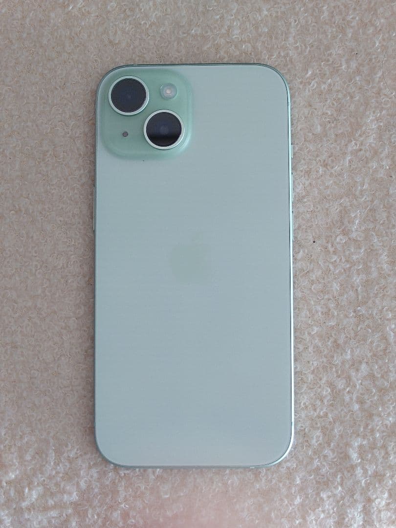 ほぼ未使用 充電回数8回 iPhone15 グリーン