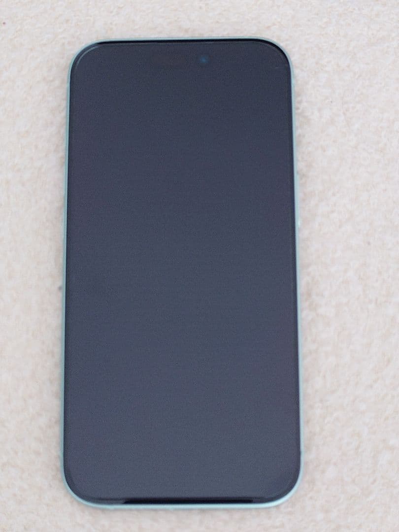 ほぼ未使用 充電回数8回 iPhone15 グリーン