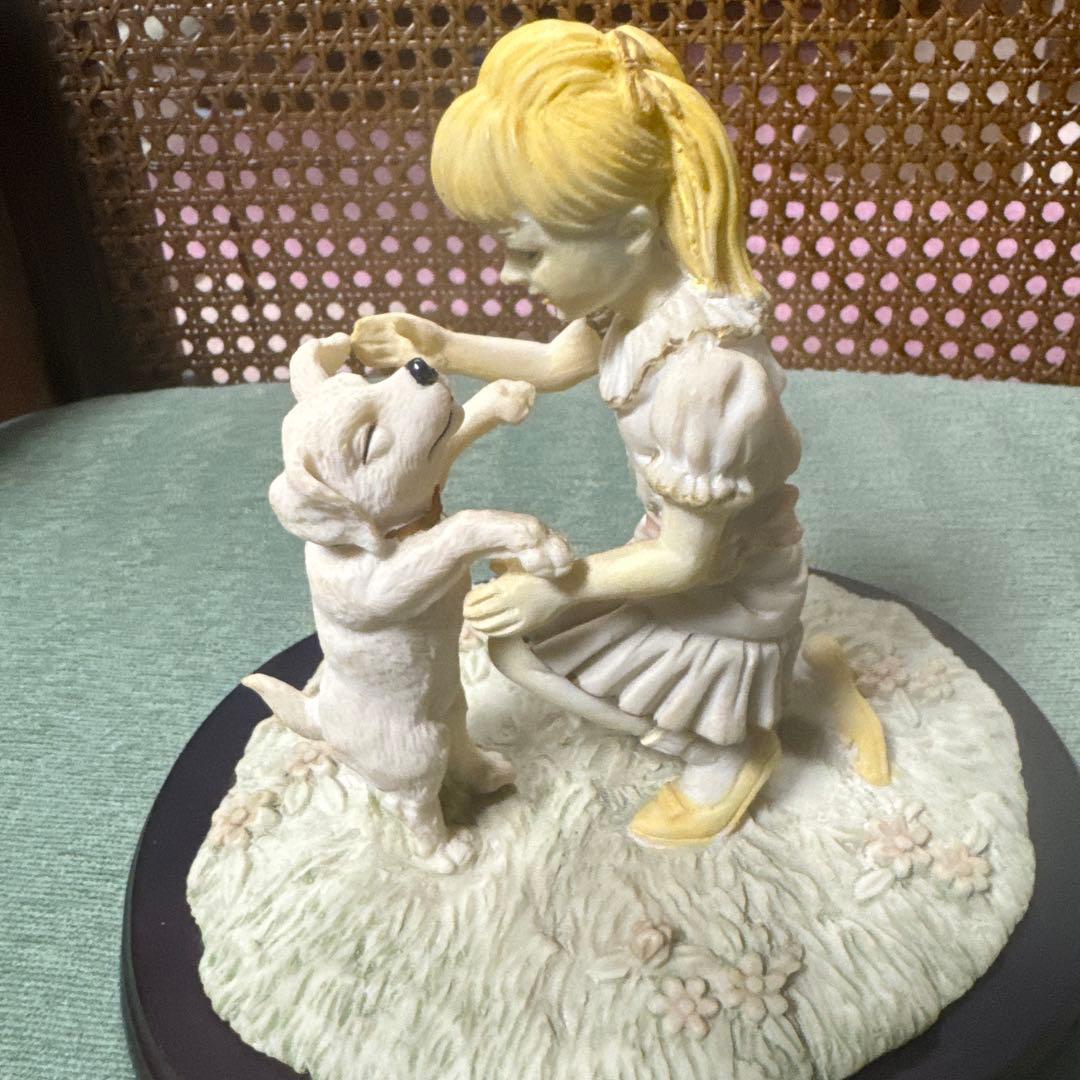 少女と犬の彫刻 樹脂製