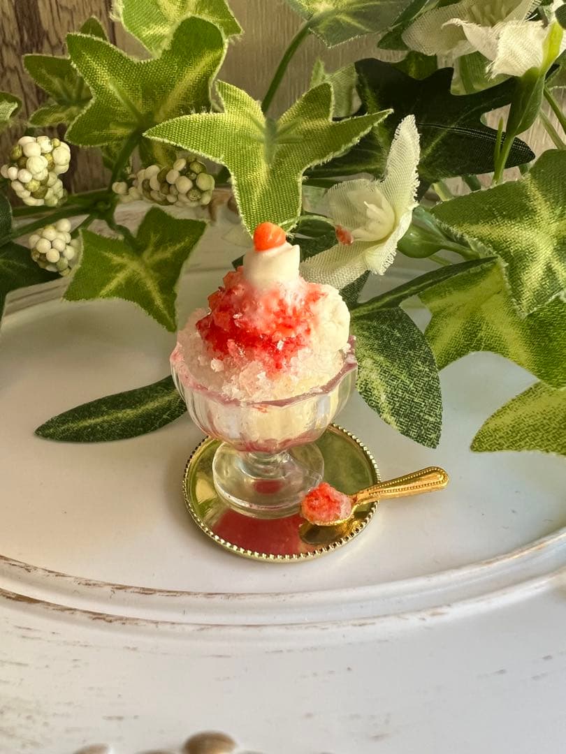 ミニチュアスイーツ ✽ バニラアイス＆さくらんぼのせ苺シロップかき氷