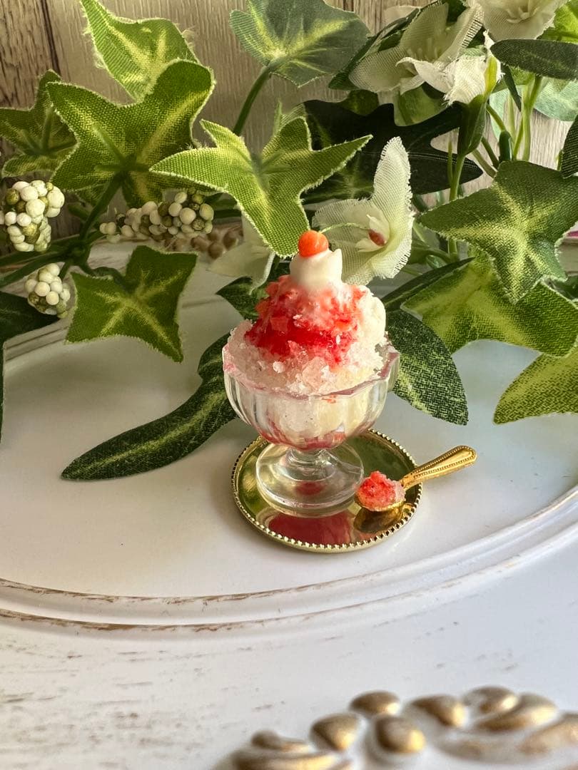 ミニチュアスイーツ ✽ バニラアイス＆さくらんぼのせ苺シロップかき氷