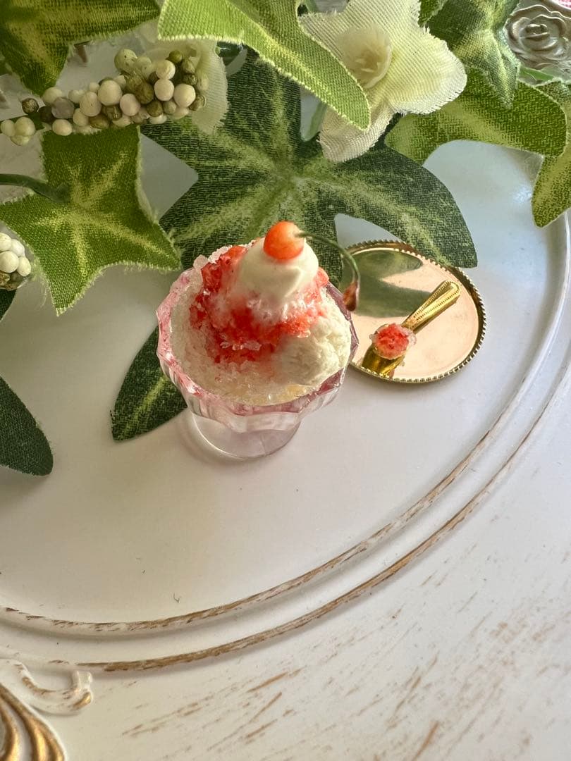 ミニチュアスイーツ ✽ バニラアイス＆さくらんぼのせ苺シロップかき氷