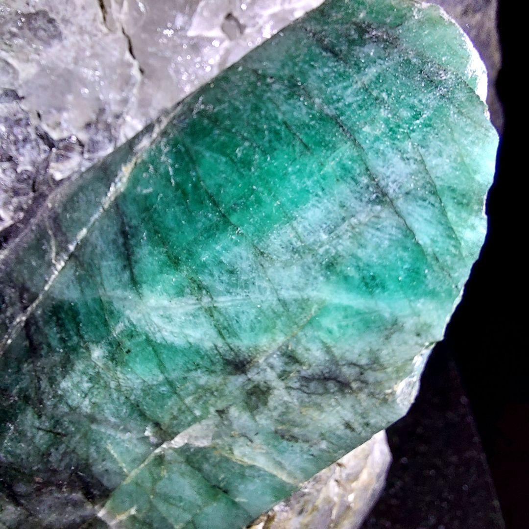 ド迫力！レア！！ 3キロ超えの 巨石エメラルド 原石 ポイント磨き91