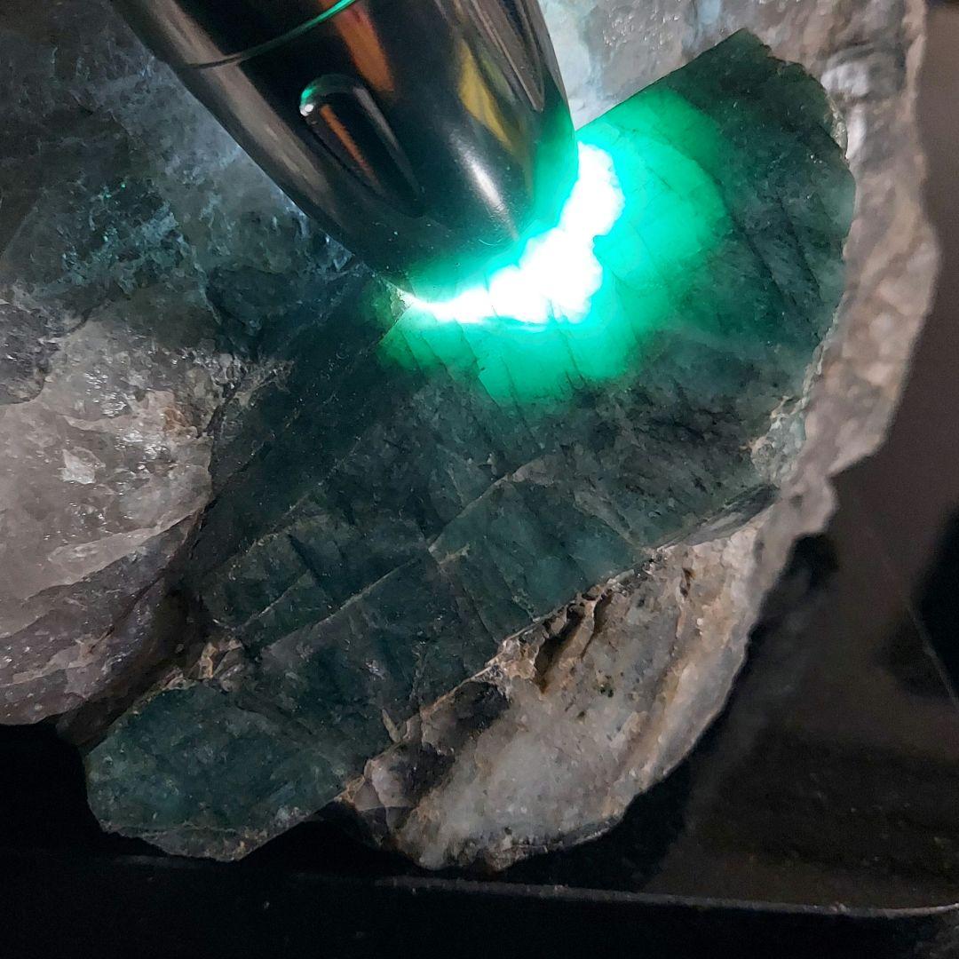 ド迫力！レア！！ 3キロ超えの 巨石エメラルド 原石 ポイント磨き91