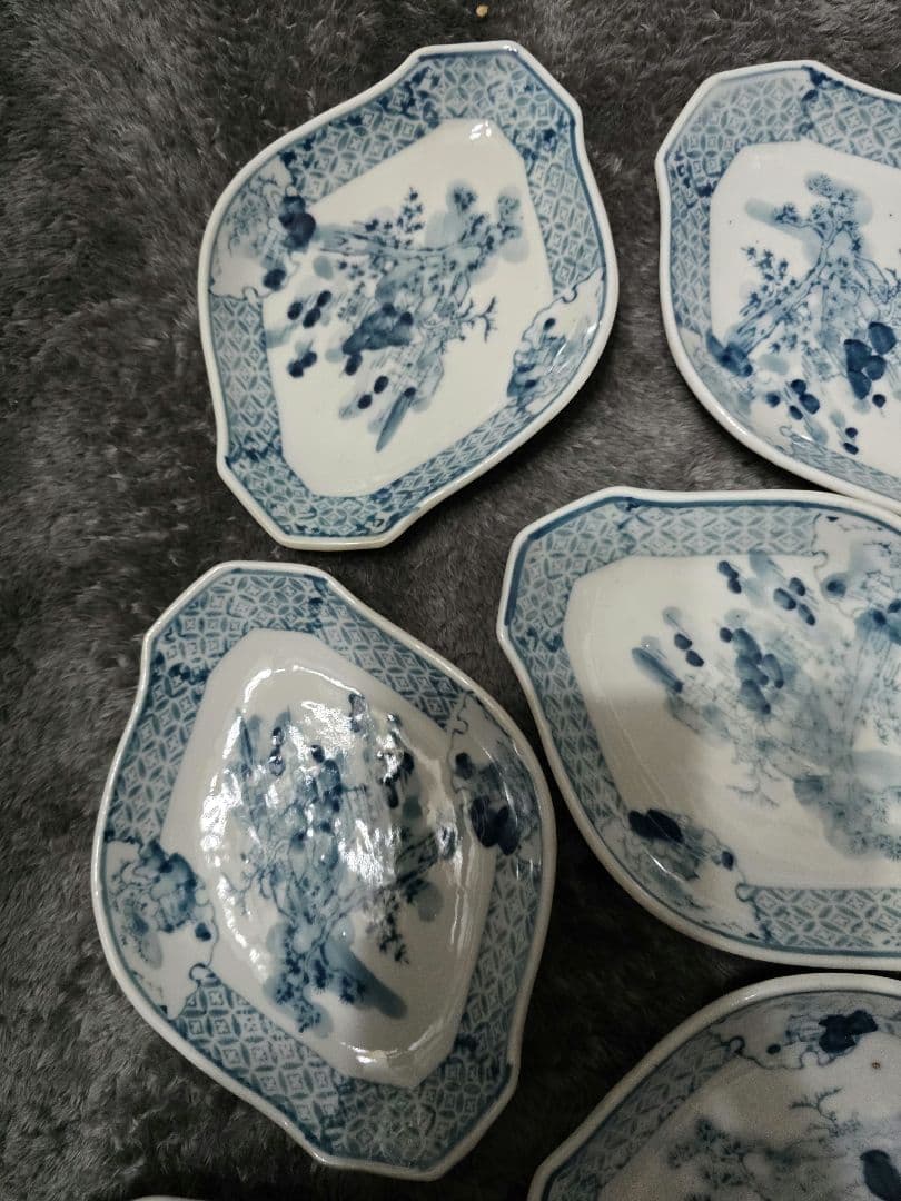 時代もの染め付けのお皿7枚です