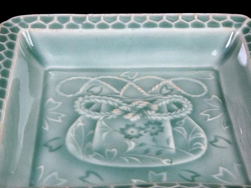 渋草焼　青磁　陽刻　巾着に桜の図　五陶　四方角皿　F348AS-fbuk