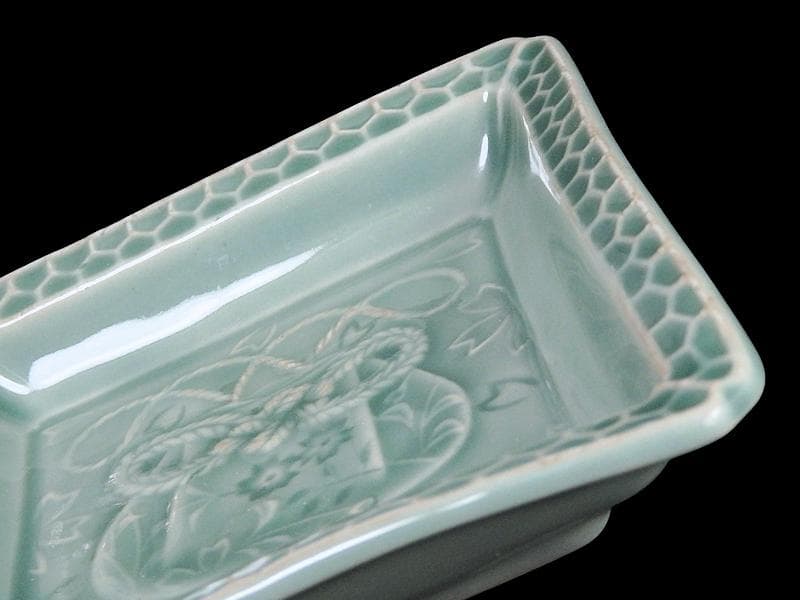 渋草焼　青磁　陽刻　巾着に桜の図　五陶　四方角皿　F348AS-fbuk