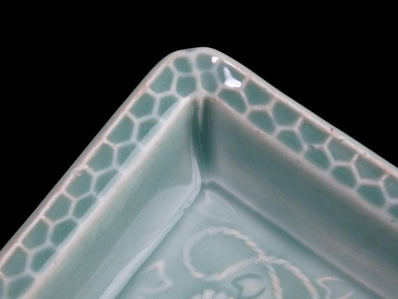 渋草焼　青磁　陽刻　巾着に桜の図　五陶　四方角皿　F348AS-fbuk