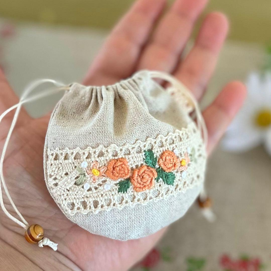 2401-35 手のひら巾着サシェ 香り袋 綿麻 レース 刺繍 ローズ オレンジ