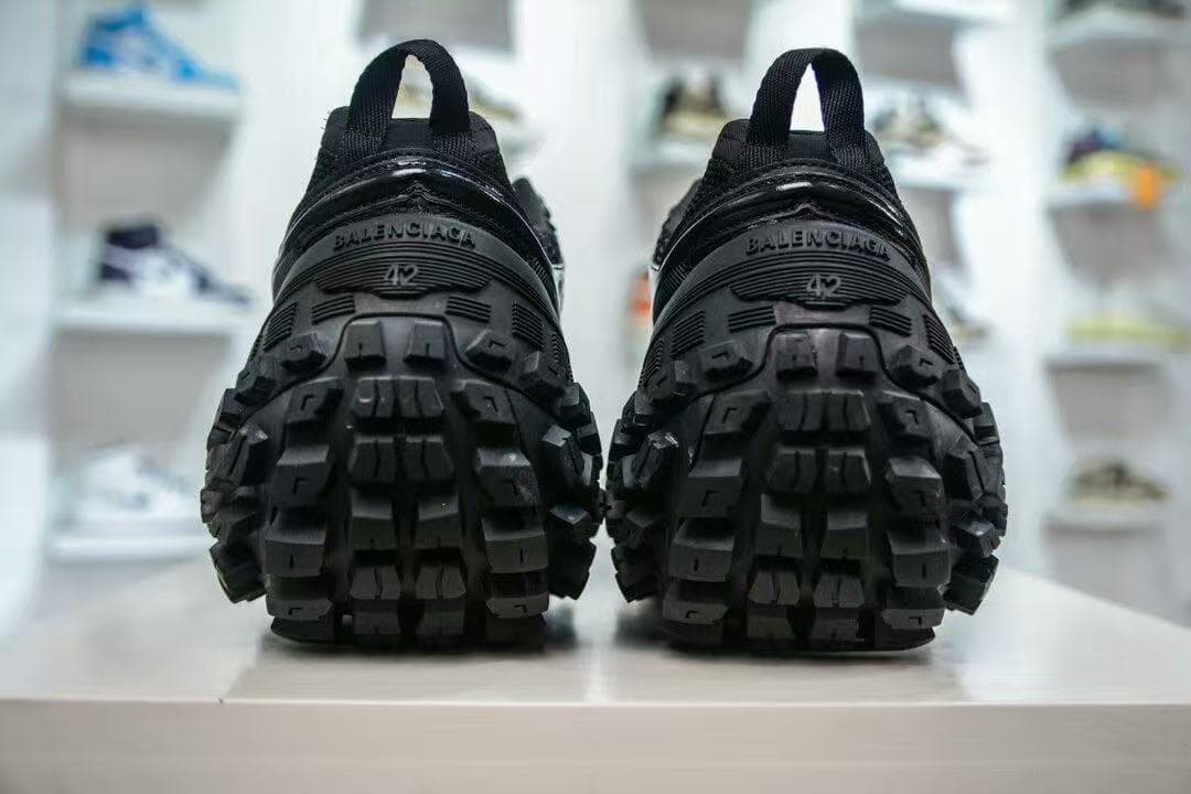 ブラックトレイルランニングシューズ