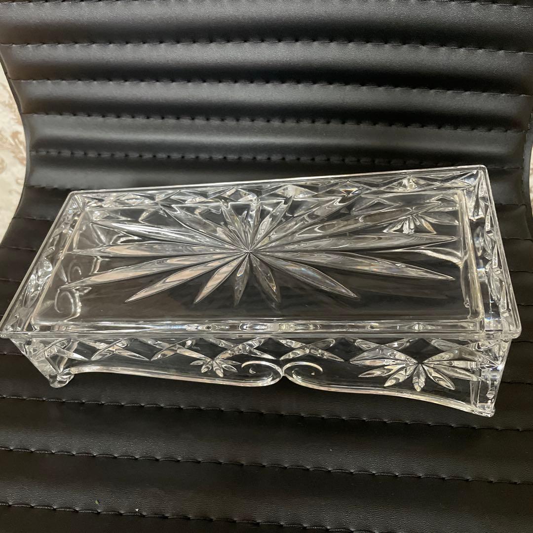 クリスタルの食器、おしぼり橋とフォークの場所