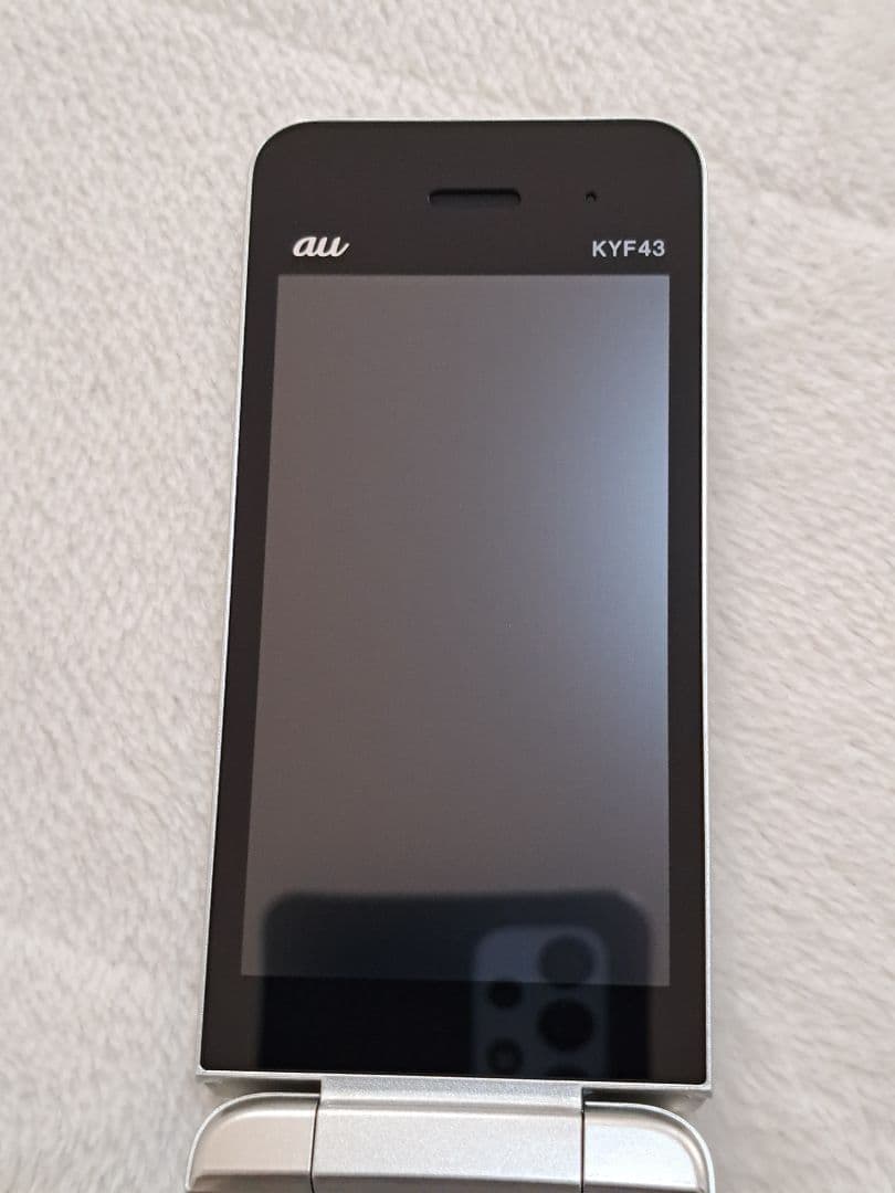 au KYF43 シルバー 折りたたみ式