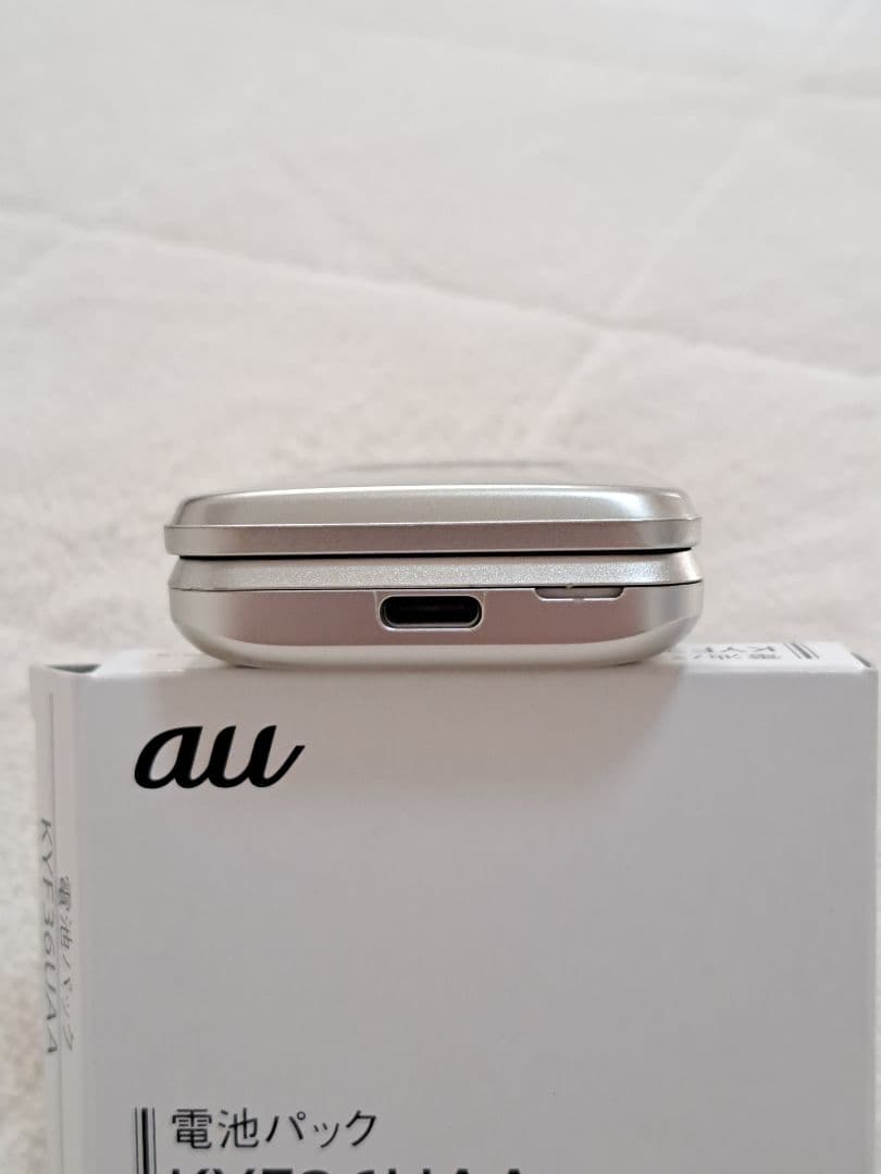 au KYF43 シルバー 折りたたみ式