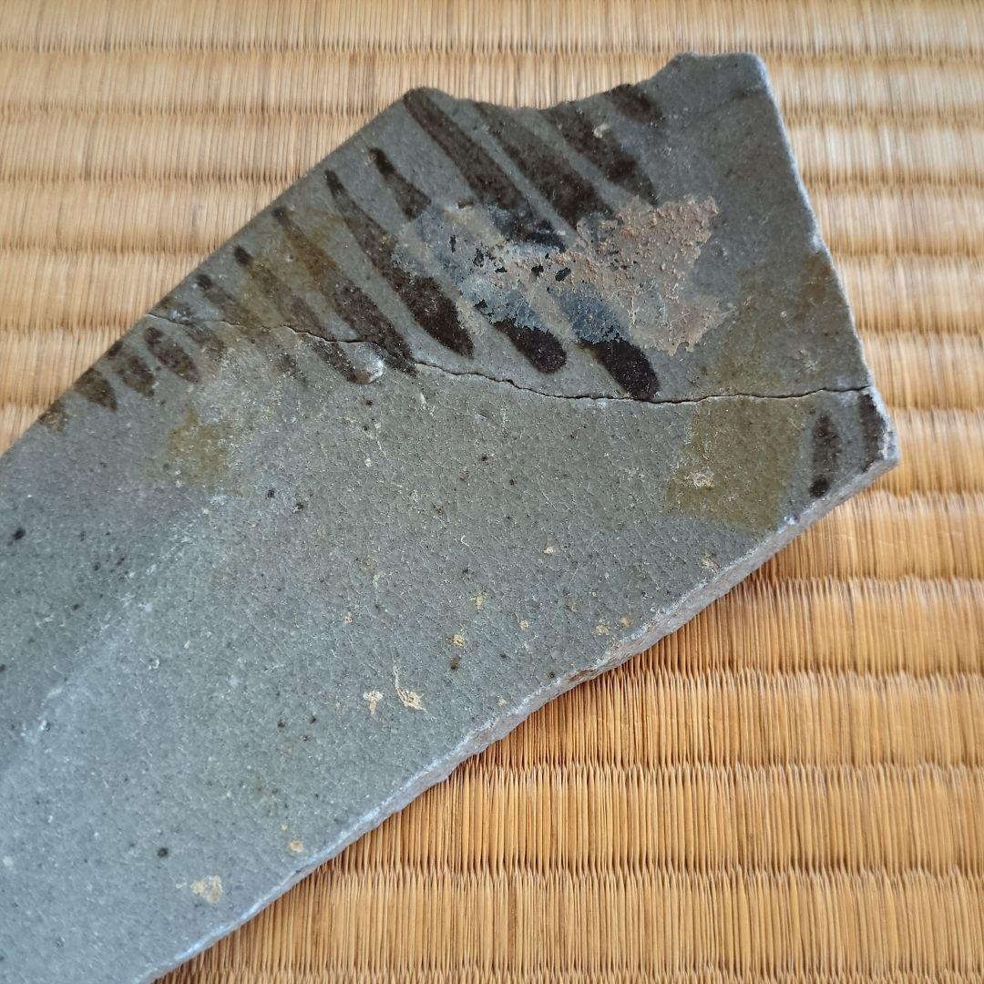 陶器の破片 灰色 ストライプ模様　古唐津の陶片　焼山窯発掘品　大皿の欠片