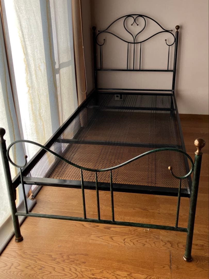 メタル製シングルベッドフレーム ハート型装飾