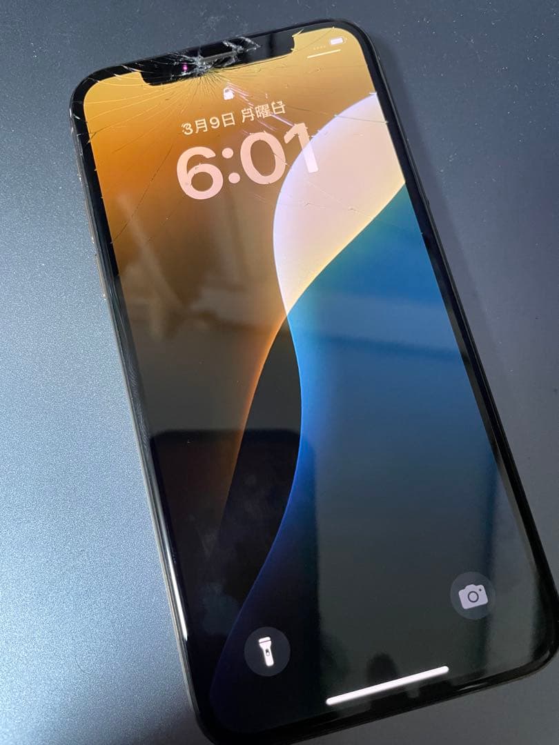 Apple iPhone Xs ゴールド ひび割れあり