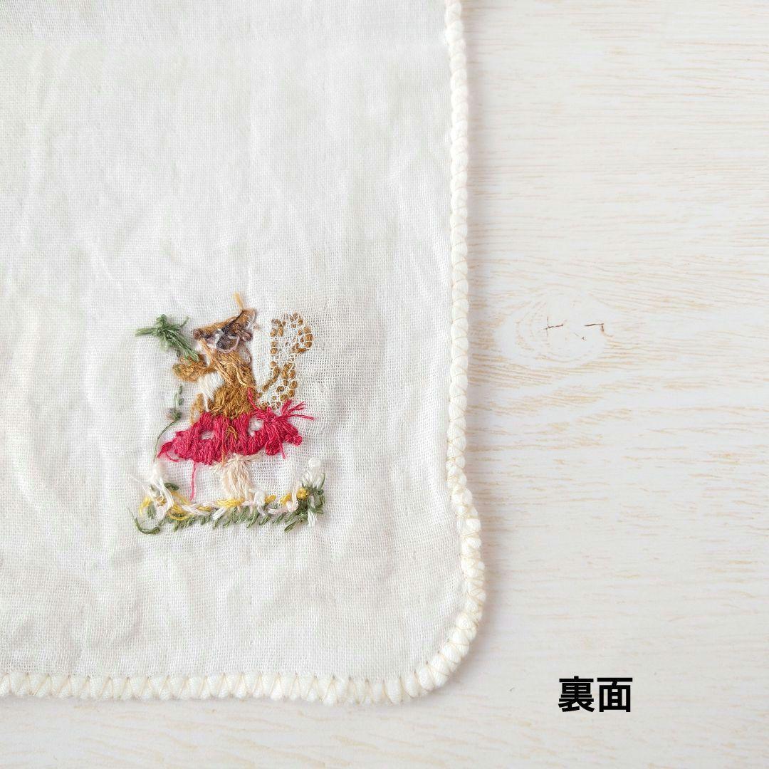 手刺繍入ちっちゃな ガーゼハンカチ【りすとよつ葉ときのこ】
