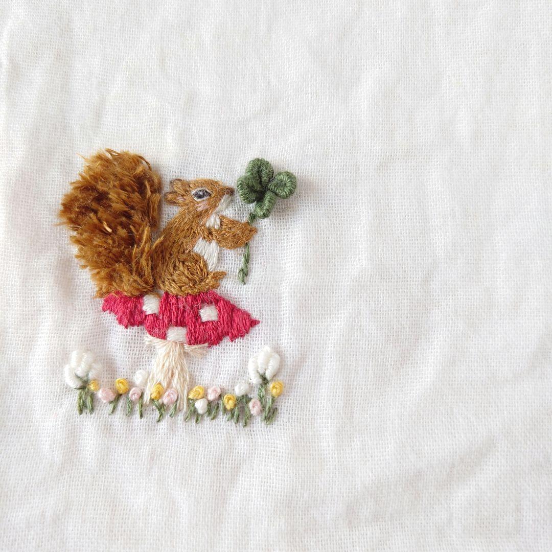 手刺繍入ちっちゃな ガーゼハンカチ【りすとよつ葉ときのこ】