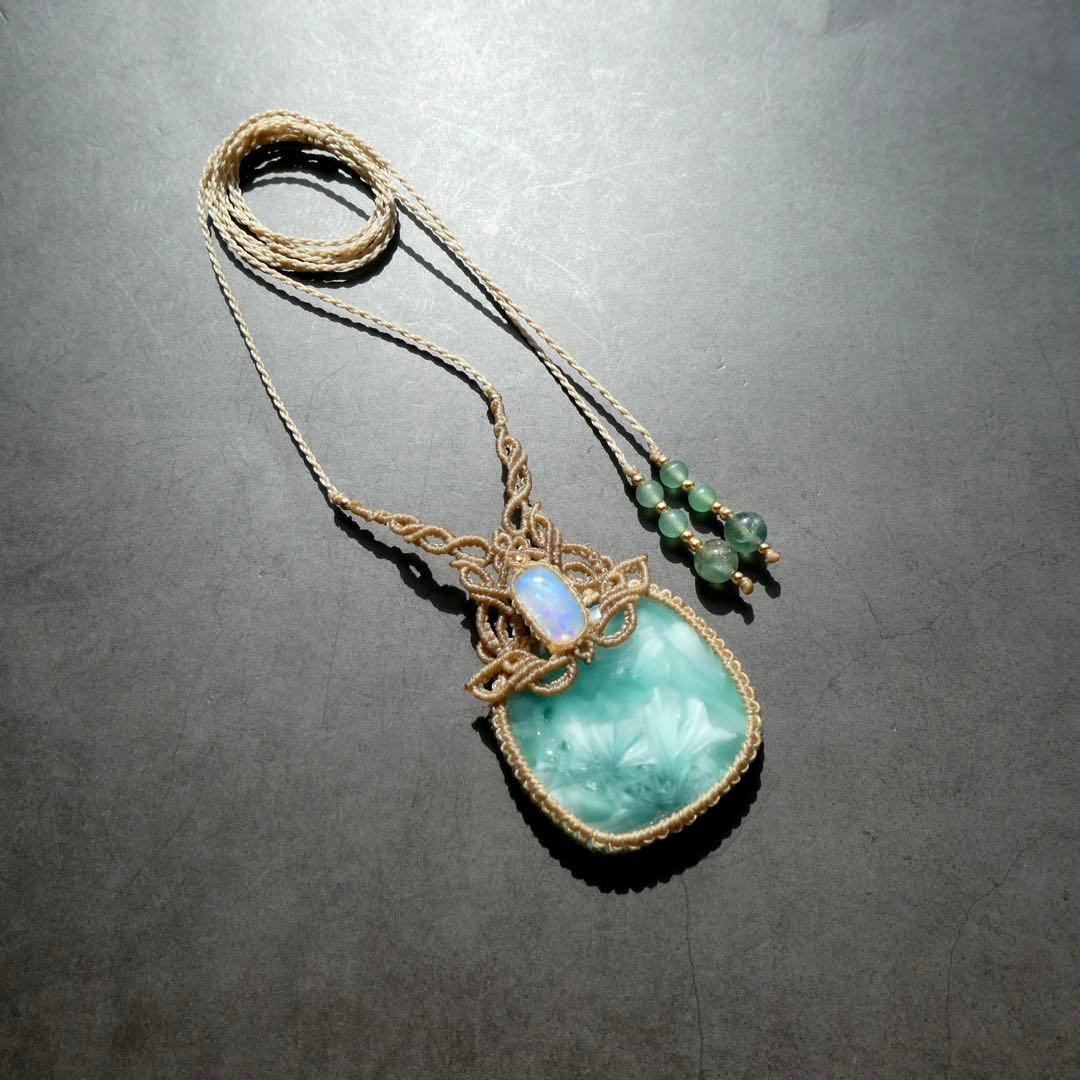 ヘミモルファイトとオパールのマクラメネックレス