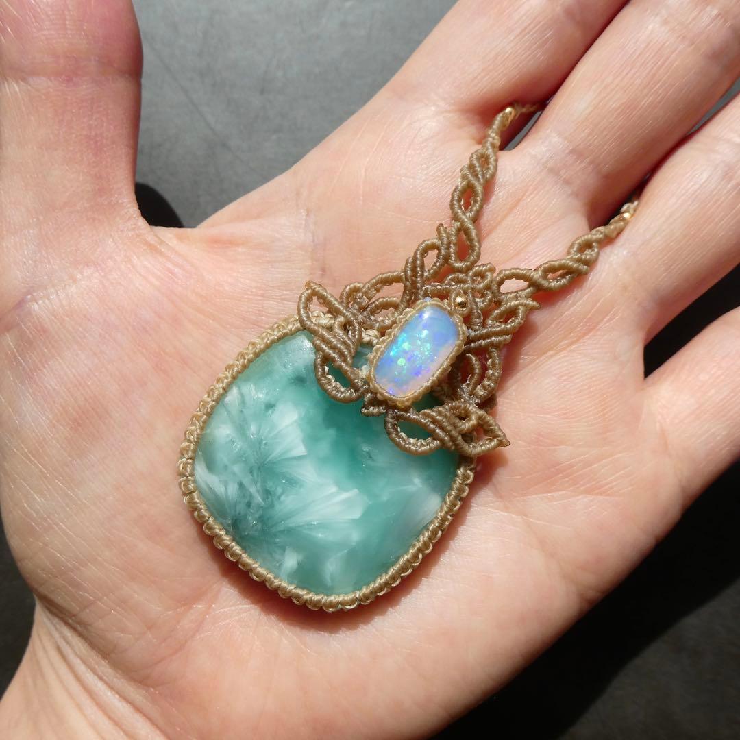 ヘミモルファイトとオパールのマクラメネックレス