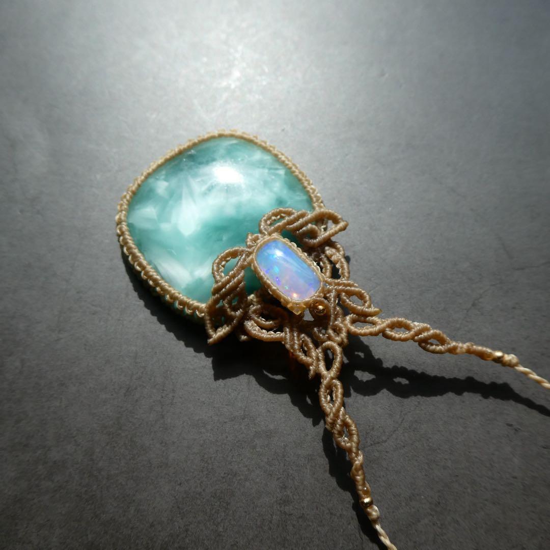 ヘミモルファイトとオパールのマクラメネックレス