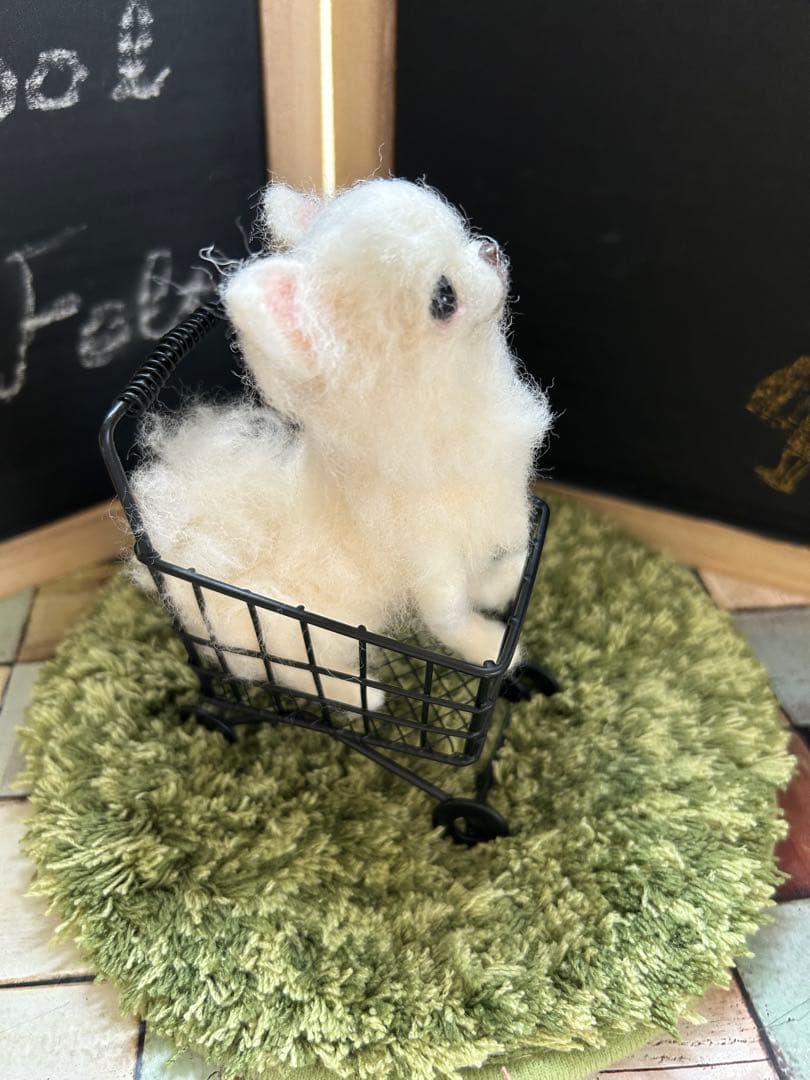 alice... 羊毛フェルト　ハンドメイド　お買い物カートのホワイトチワワ
