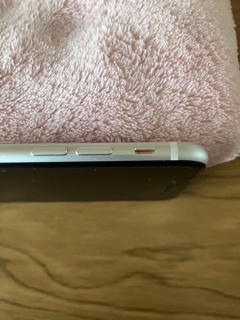 美品 iPhonese2 iPhone第2世代 本体 ホワイト 64GB 82%