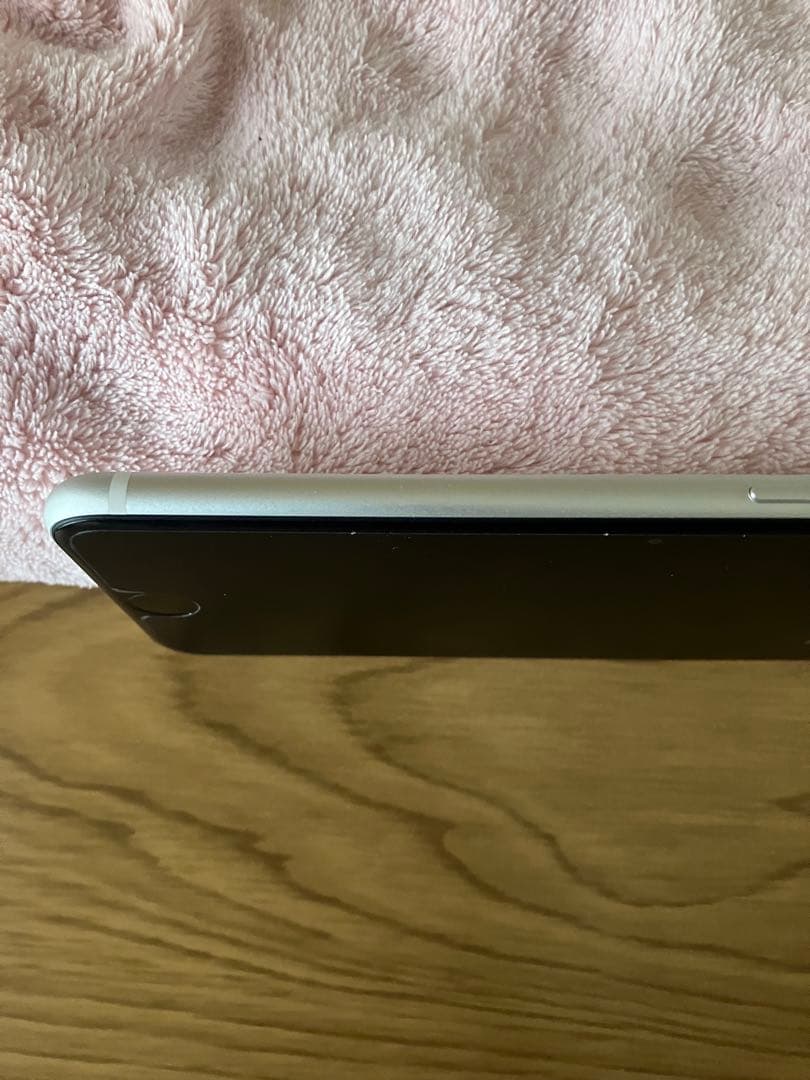 美品 iPhonese2 iPhone第2世代 本体 ホワイト 64GB 82%