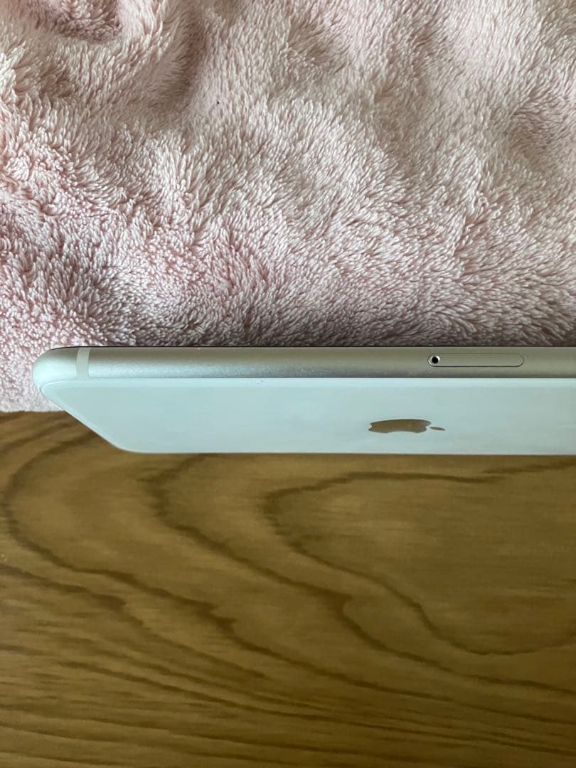 美品 iPhonese2 iPhone第2世代 本体 ホワイト 64GB 82%
