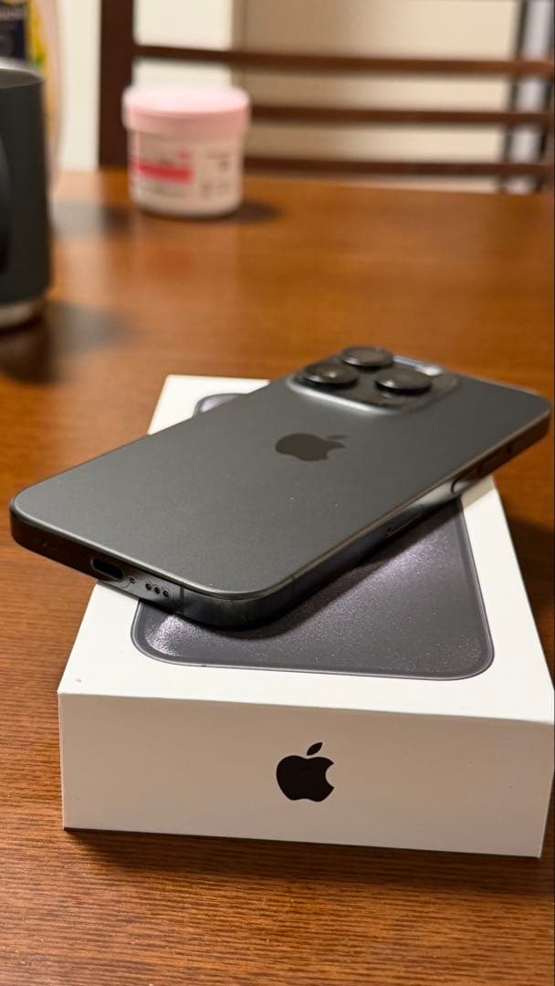 iPhone 15 Pro 256GB ブラックチタニウム　Simフリー