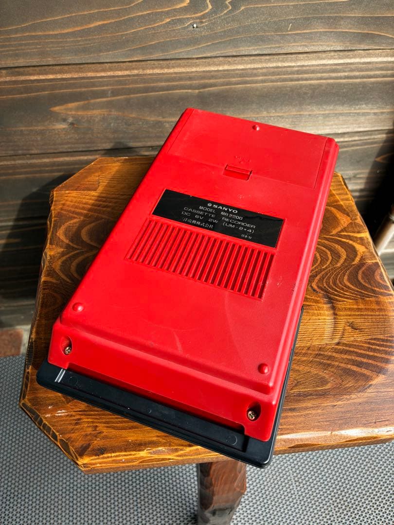 動作品　SANYO MR-2200 カセットレコーダー　赤 ハンドル付き