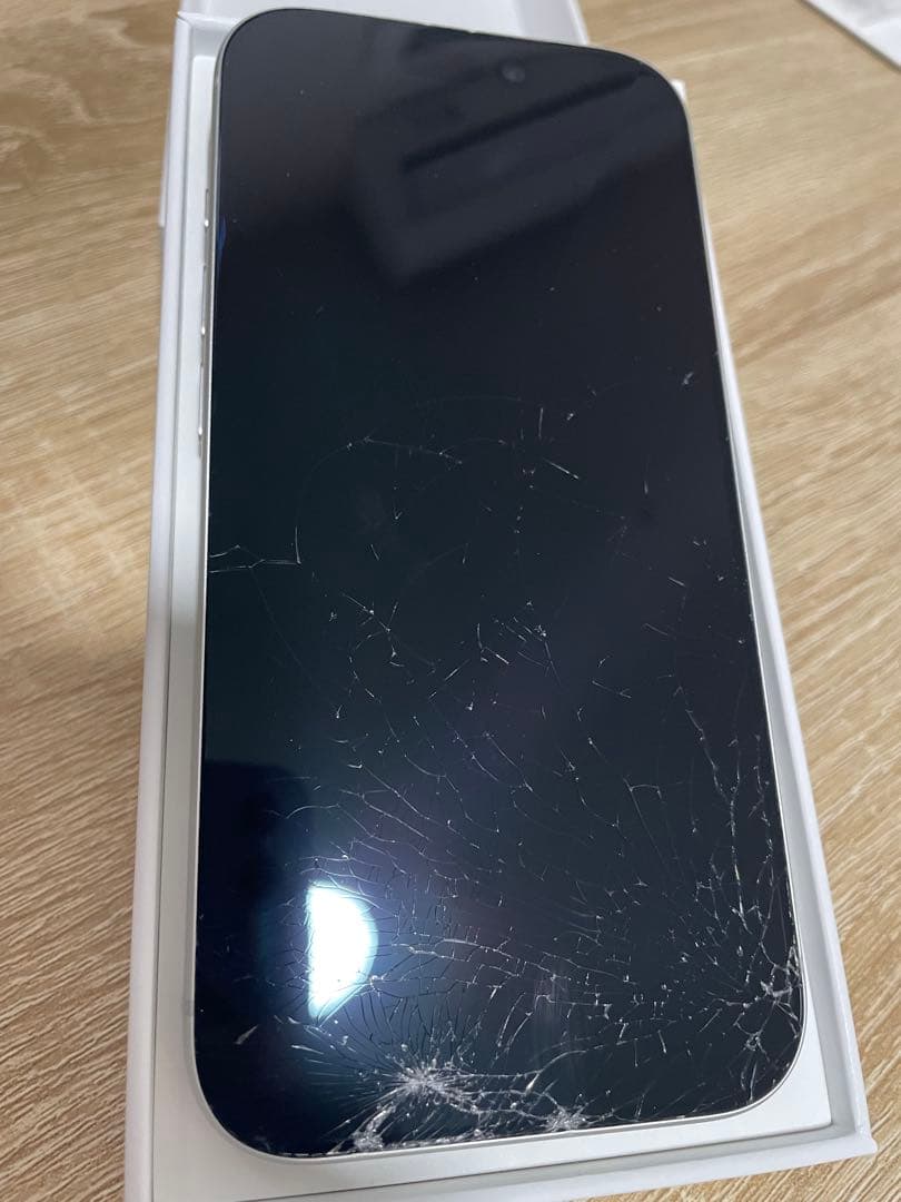 iPhone 17pro 256GB シルバー　傷割れあり　本体/箱