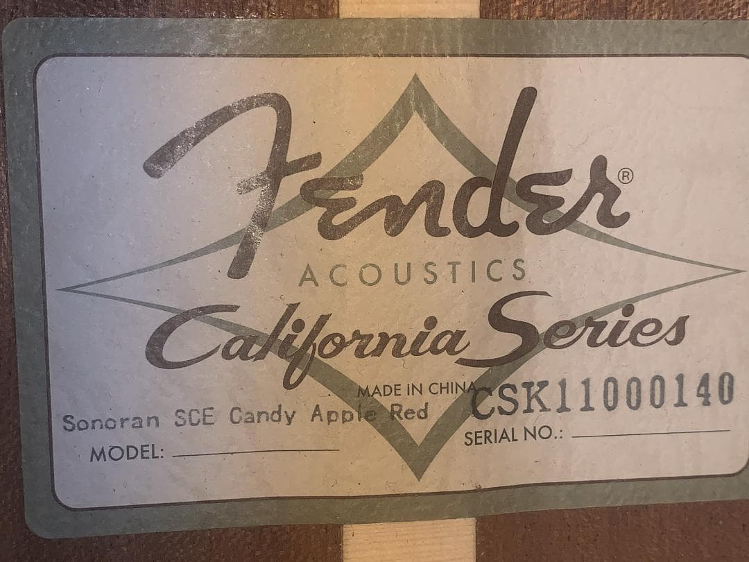 赤いアコースティックギター エレクトリック機能付き