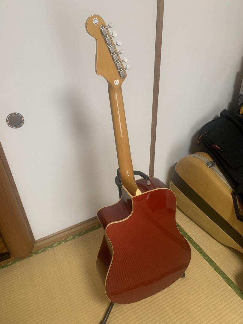 赤いアコースティックギター エレクトリック機能付き