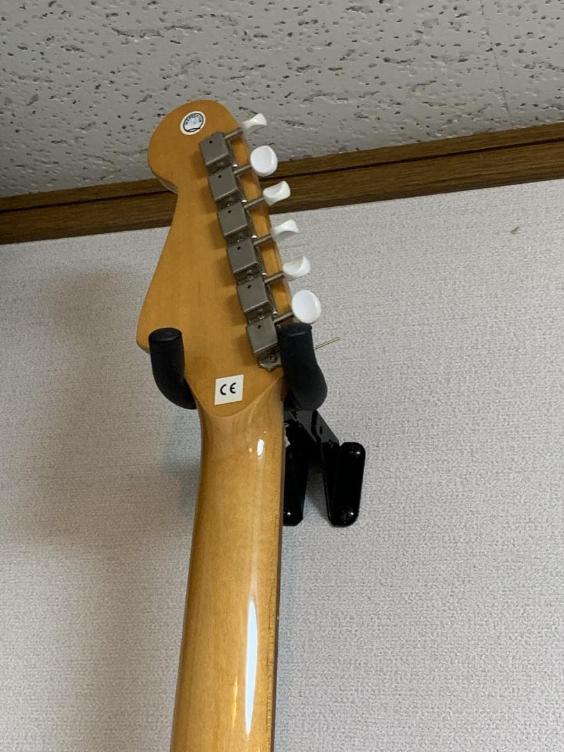 赤いアコースティックギター エレクトリック機能付き