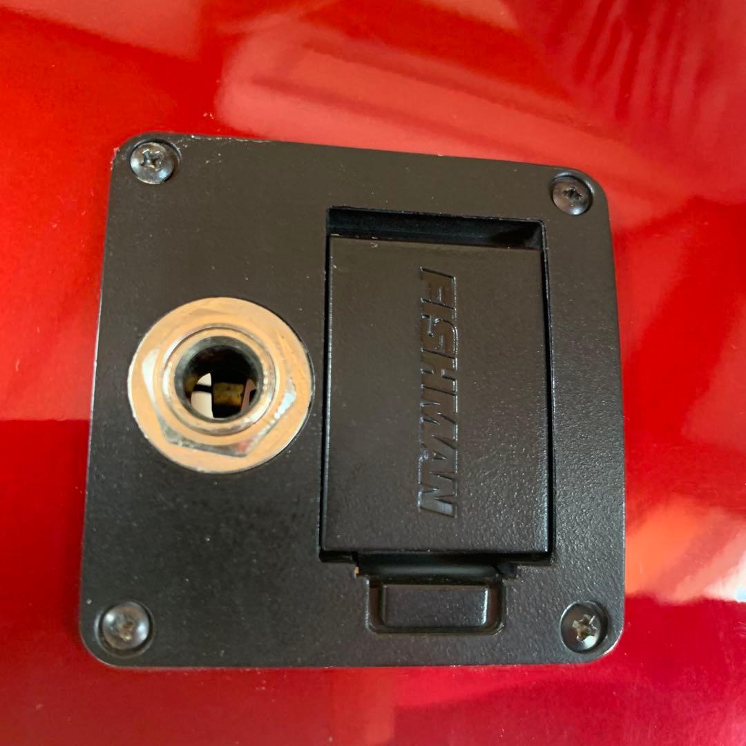 赤いアコースティックギター エレクトリック機能付き