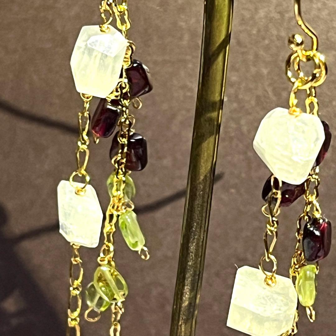 【クリスマスの贈り物】付け替えペリドットムーンストーン他　チャームピアスイヤリン