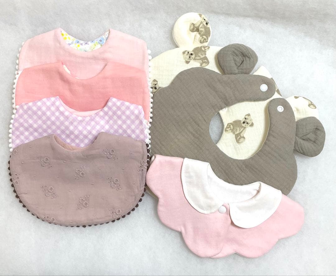 桜の花弁スタイとボンボンブレード縁飾りのスタイ2枚set ハンドメイド