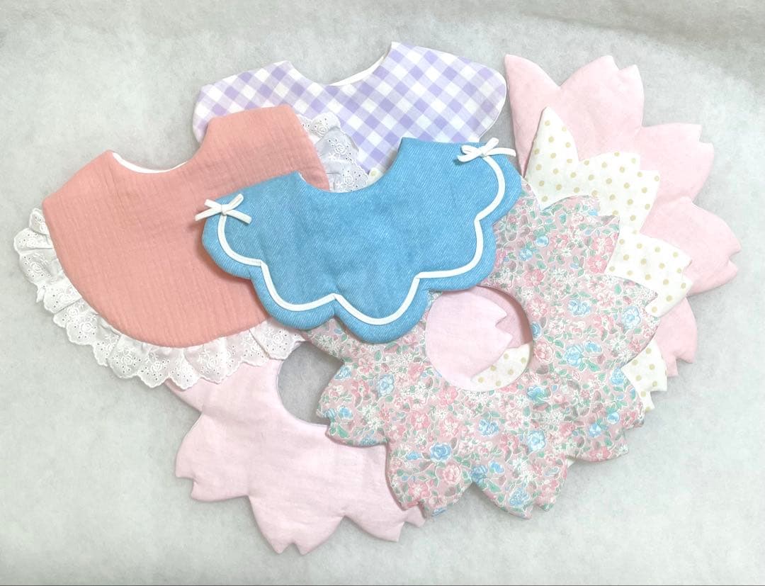 桜の花弁スタイとボンボンブレード縁飾りのスタイ2枚set ハンドメイド