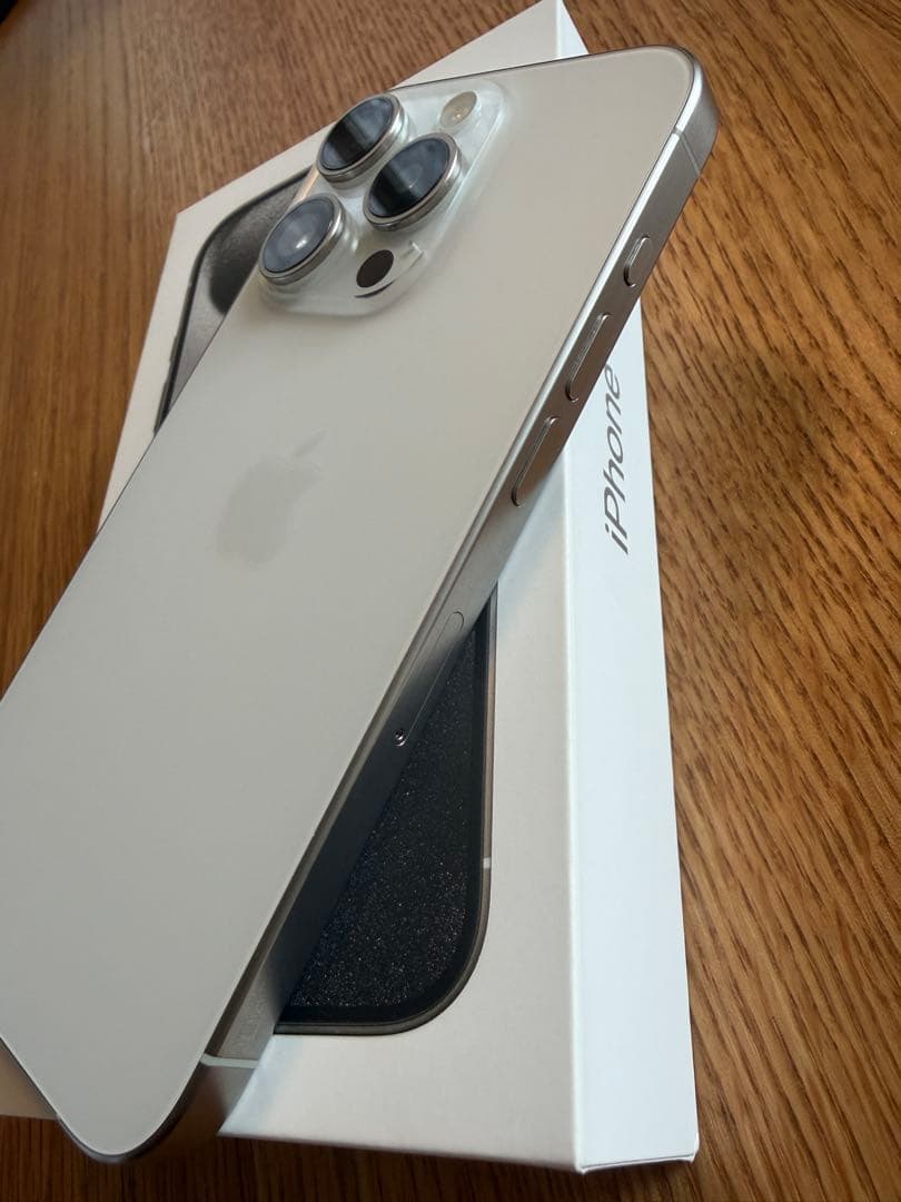 Apple iPhone15pro 256GB ホワイトチタニウム 本体