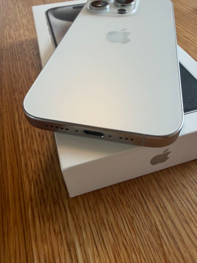 Apple iPhone15pro 256GB ホワイトチタニウム 本体